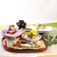 厳選された旬の食材を使用し、素材本来の味を引き出す