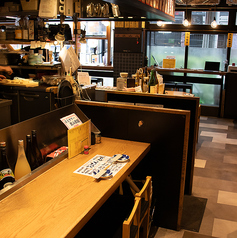 お一人様からご友人・職場の同僚・先輩後輩・カップルなど、様々なシチュエーションでお楽しみいただけるカウンター席がございます！