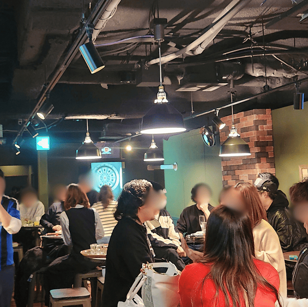 観戦の合間にダーツやエアホッケーでも遊べます！