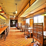 広々とした店内にはテーブル席の他にカウンター席もございます。おひとり様のお客様も大歓迎です！