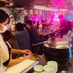 渋谷駅徒歩8分◎渋谷の喧騒を離れた道沿いに灯るネオンが目印の当店。中へ入るまでどんなお店なのかわからない隠れ家的なワクワク感をお楽しみ頂けます◎2階へ上がって店内に入ると、そこに広がるのはアットホームでおしゃれな空間。お客様のすぐ後ろで調理をするため視覚だけでなく聴覚や嗅覚でも堪能することができます。