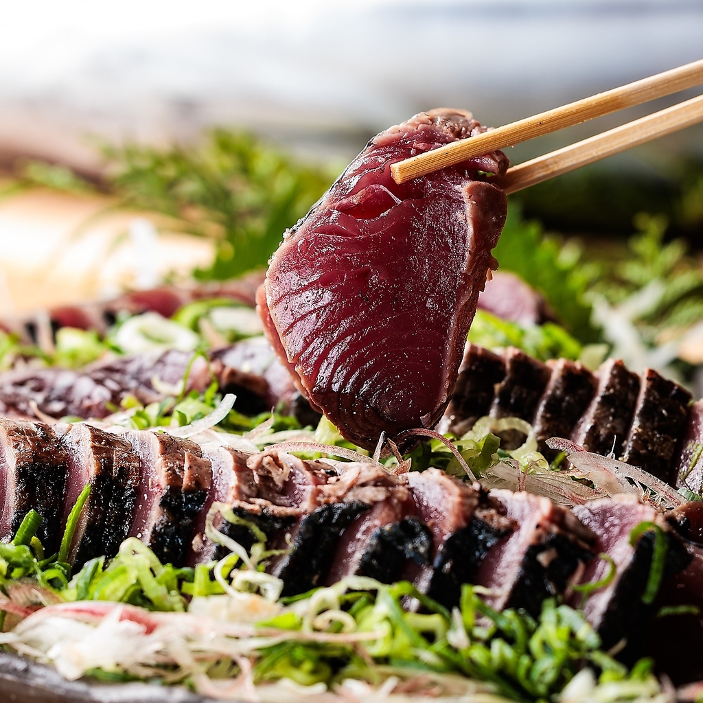 【名物料理♪】当店自慢のかつおのたたきは「塩たたき」と「タレたたき」の食べ比べがオススメです！