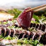 【名物料理♪】当店自慢のかつおのたたきは「塩たたき」と「タレたたき」の食べ比べがオススメです！