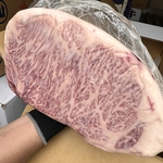 質の良い肉をリーズナブルに提供できるのは専門店ならでは。お一人様には小サイズもご用意できます！