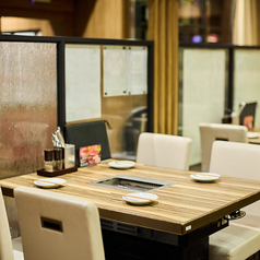 オーソドックスな4名席。両側がチェアタイプとなっております。プライベートから会社飲み会など様々なシチュエーションに使いやすいお席です。【銀座 焼肉 黒毛和牛 A5ランク 松阪牛 一頭買い 食べ比べ 個室 完全個室 コスパ 宴会 女子会 接待 歓送迎会 誕生日 記念日 ランチ】