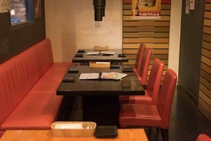 少し奥まったテーブルで8名様までご案内できるテーブルをご用意しております