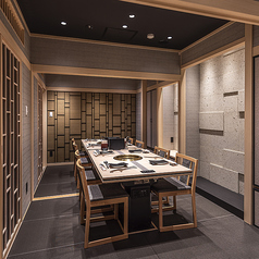 4名様までご利用いただけるテーブル席を5席ご用意しております。落ち着いた雰囲気の中で、友人や家族と特別なひとときをお過ごしいただけます。プライべートな空間でリラックスしながら、心温まる食事をじっくりと楽しむことができます。美味しい料理と共に、楽しい会話が弾むひとときをお過ごしください。