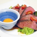 料理メニュー写真&nbsp;自家製ローストビーフ 卵黄付き