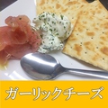 料理メニュー写真 【定番】ガーリッククリームチーズと生ハムの盛り合わせ