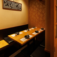 ［4～6名様］落ち着いた間接照明が織り成す静謐な和の趣き漂う個室空間。和柄をあしらったアートと壁紙が美意識を感じさせます。接待や大切なお集まりにも最適で、心からのおもてなしが映える空間です。