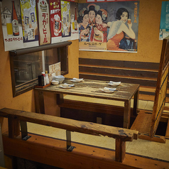 ▼掘りごたつ。足を伸ばしてゆったりくつろげる掘りごたつ席は、会社宴会や長時間の飲み会に大人気。靴を脱いでのびのびと過ごせるため、リラックスした宴会を実現できます。博多自慢の料理を囲んで、心置きなく仲間や家族との会話をお楽しみください。疲れを癒やし、心も体もリラックス。