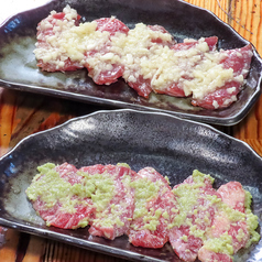 わさびカルビ/わさびハラミ/わさび中落ち/ニンニクカルビ/ニンニクハラミ/ニンニク中落ち（5切）