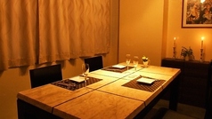 完全個室です。2名様～6名様まで対応。※2名様ご予約時の個室指定は指定料4,000(税込)にて個室確約とさせて頂きます。