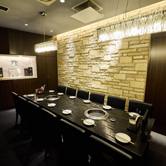 当店が誇る完全個室席です。最大20名様までご対応可能となります。会社宴会や接待に会食、商談の場に節目の記念日利用など「ここぞ」の場面にぴったりの雰囲気です。【銀座 焼肉 黒毛和牛 A5ランク 松阪牛 一頭買い 食べ比べ 個室 完全個室 コスパ 宴会 女子会 接待 歓送迎会 誕生日 記念日 ランチ】