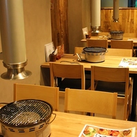 木の温もり溢れる寛ぎのテーブル席