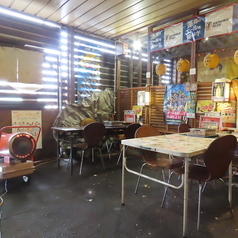 【ガーデンテーブル席】開放感あふれる屋外でありながら、急な雨や強い日差しも安心の屋根付きテラス席です。4名様から6名様までゆったり座れ、BBQ気分でワイワイ楽しめます。心地よい風と絶品焼肉をご満喫ください。