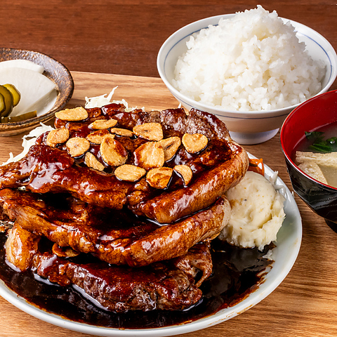 朝は丁寧仕込みの具沢山味噌汁定食、 昼は極旨ソースの厚切り豚ステーキ定食。