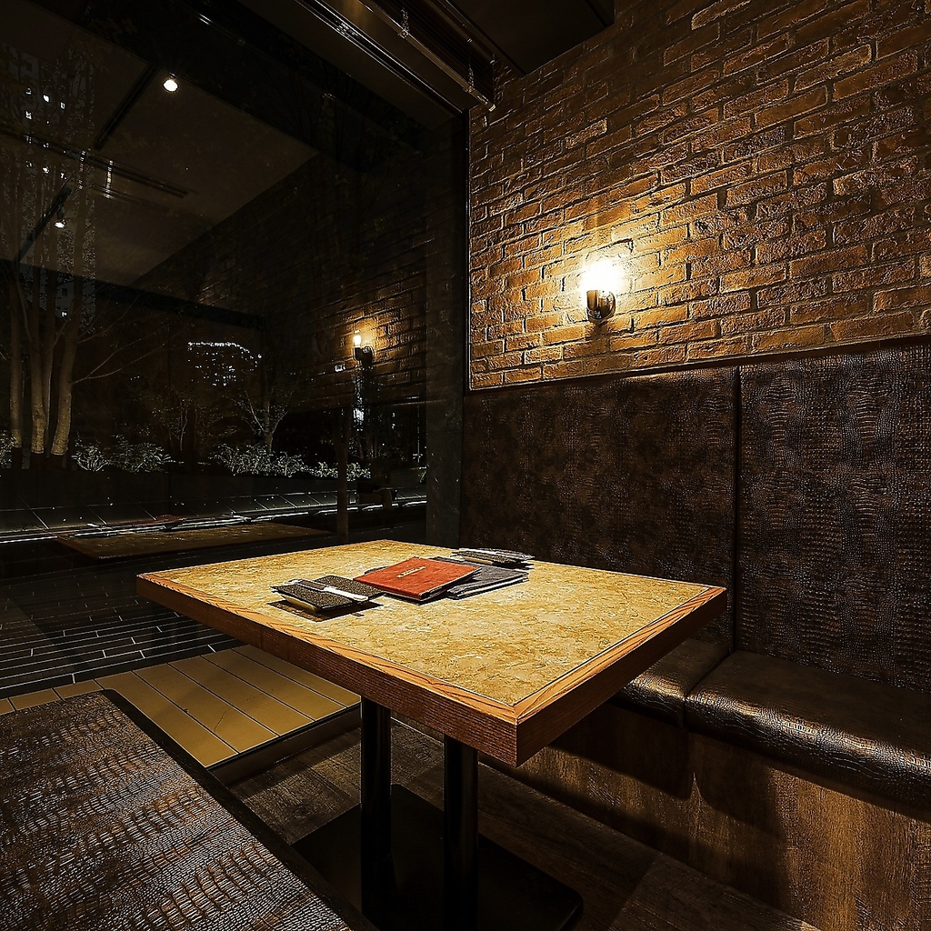 女子会にも最適、4名様までご利用可能な完全個室ございます。お洒落な空間で焼肉をお楽しみ下さい。