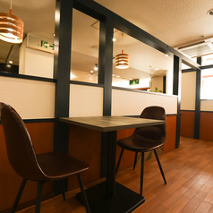 ゆったり楽しむならテーブル席が便利☆ゆったり居心地の良い空間は、デートや2次会、カフェ使いにもオススメです♪8名様/6名様/4名様/2名様、といった人数に合わせたレイアウトも可能です！お気軽にお声がけ下さいませ。