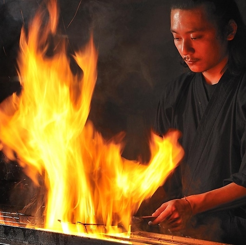 厳選の炭で炎と煙を自在に操る…まさに職人技!!名物もも炭焼きと炭火焼鶏が絶品の名店