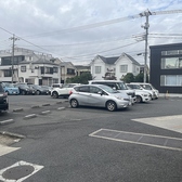 【駐車場】広場、２階お好きなところに駐車していただけます。タクシーの営業所も兼務しておりますので、タクシーも駐車しております。ご了承ください