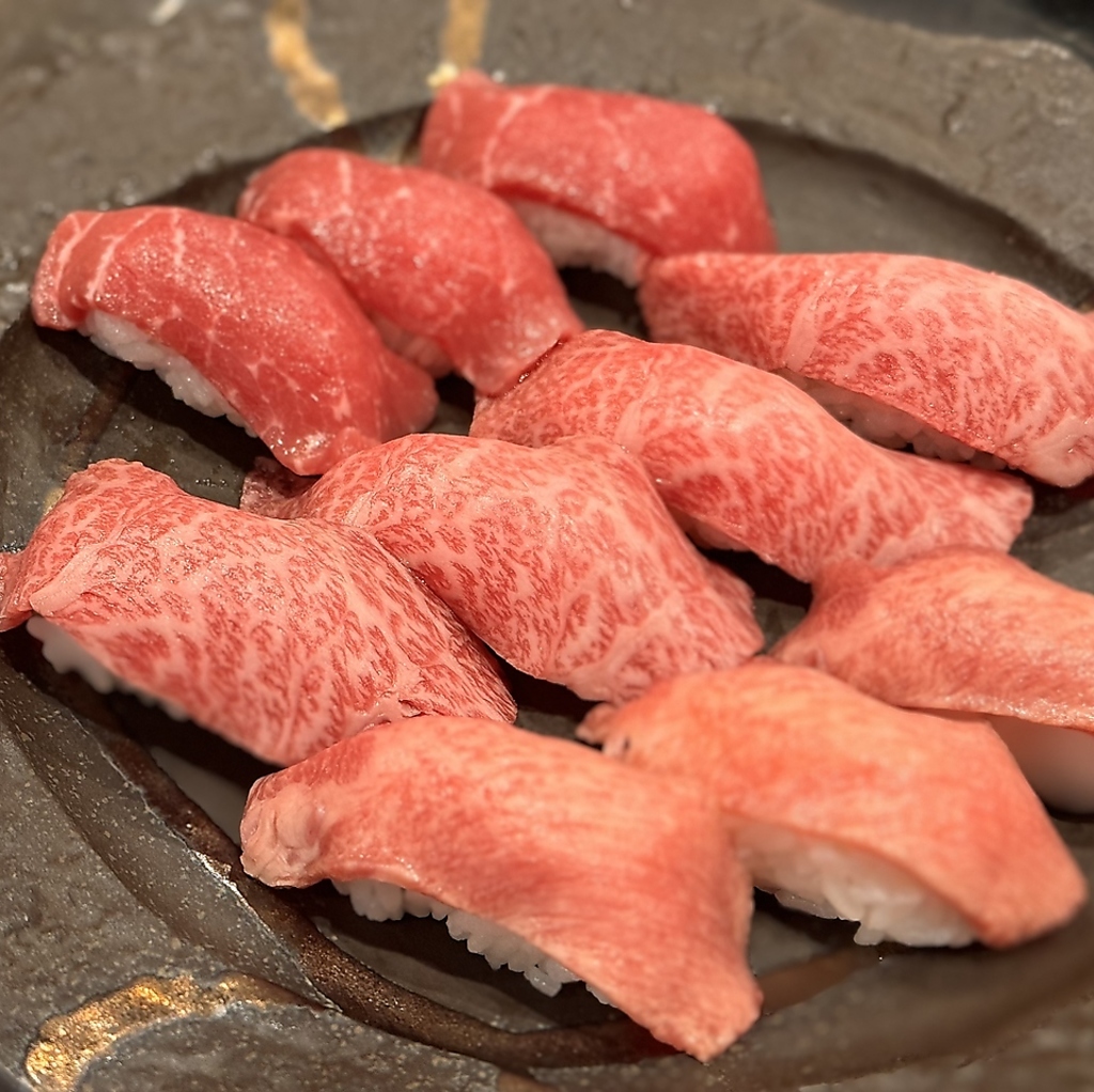 生食感のお肉をシャリに乗せた肉寿司は当店自慢の看板メニュー！肉寿司10貫盛りもおすすめ◎