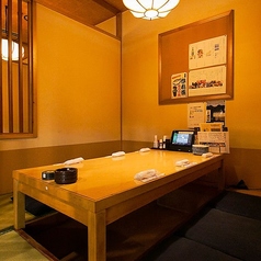 掘りごたつ席半個室（～6名様）。6名様までの掘りごたつ半個室は、会社宴会や女子会、ご家族でのお食事などにもおすすめです。暖簾がかかっており、落ち着いてお食事をお召し上がりいただけます。