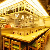 焼き場を眺めながらゆっくりと本格炭火焼が堪能できる！