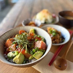 白神山（サーモンのポキ丼と塩ダレ鶏カラの定食）の写真
