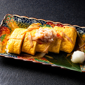 上品な出汁香るだし巻き卵に、濃厚な蟹あんを贅沢にかけた「かにあんかけだし巻き」をはじめ、旬の素材を活かした季節の逸品や、和の技と遊び心が織りなす創作料理の数々を、ゆったりとお楽しみいただけます。