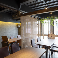 テーブル席は半個室でご利用できます