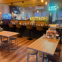 落ち着いて会話を楽しみたい時は、こちらのテーブル席へどうぞ♪地元のご友人との近況報告や、大切な方との語らいの場として最適です。温かみのある照明が心地よく、ついつい長居したくなるようなアットホームな雰囲気が漂います。