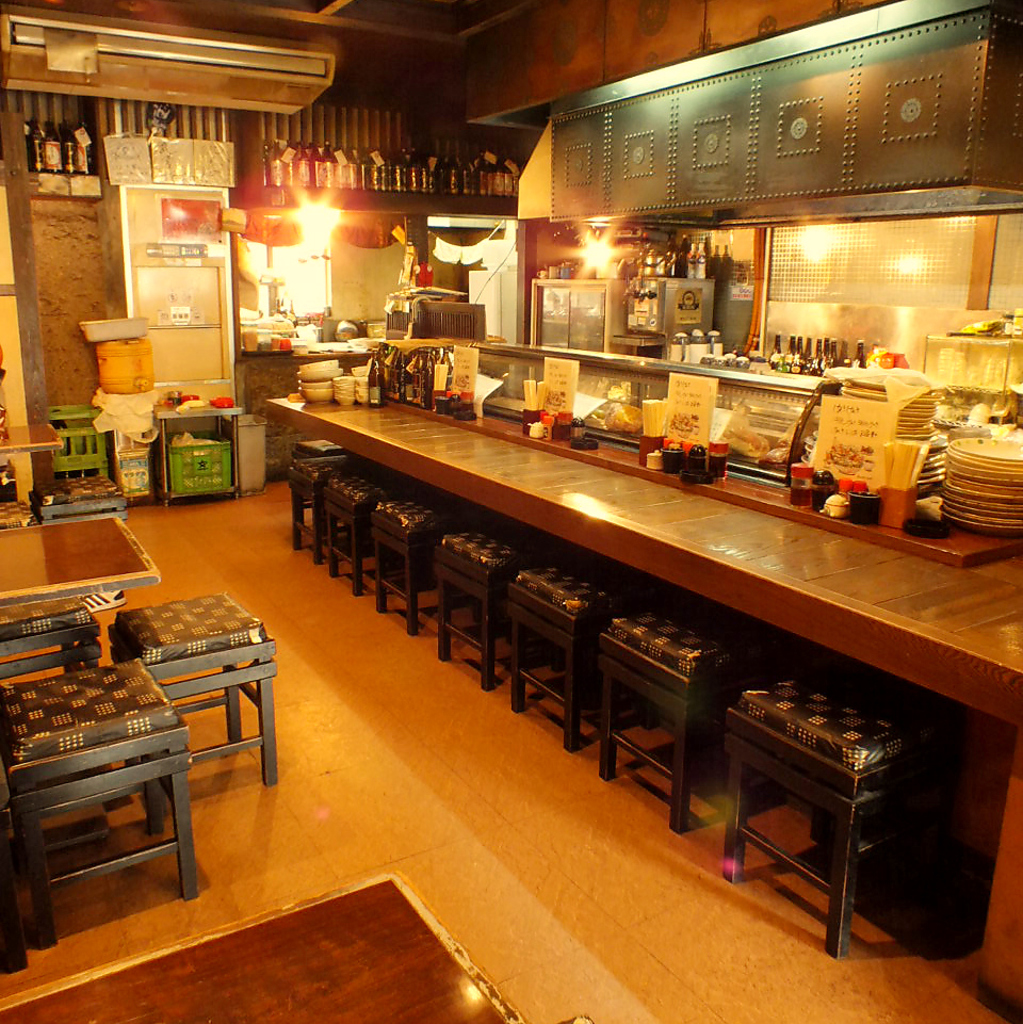 熱気溢れるカウンターはいつもサラリーマンでいっぱい♪      