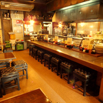 熱気溢れるカウンターはいつもサラリーマンでいっぱい♪      