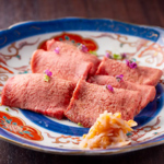 肉厚でジューシーな旨味が口中に広がる『特上黒タン塩』はタン元の極上部位を贅沢に味わえる一皿。