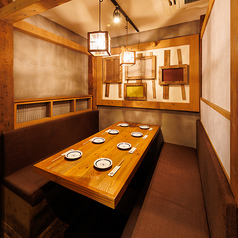 仲間と笑顔を囲む温もり溢れる空間。美味しい料理とお酒を囲めば、自然と笑顔が溢れるひとときに。少人数での宴会や女子会、仕事帰りの飲み会にもぴったりの、カジュアルながらも落ち着いた空間です。※店内写真は、新宿本店のイメージになります。