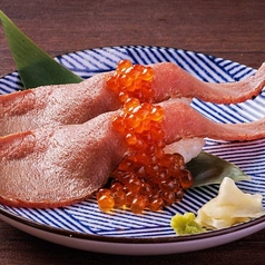 炙り牛タンこぼれいくら寿司(2貫)