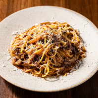 濃厚ソースが自慢のパスタや贅沢な肉料理を堪能