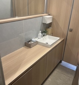 【女性化粧室】オムツ交換台やアメニティもご用意あります。広々としたスペースでお化粧直しもできます