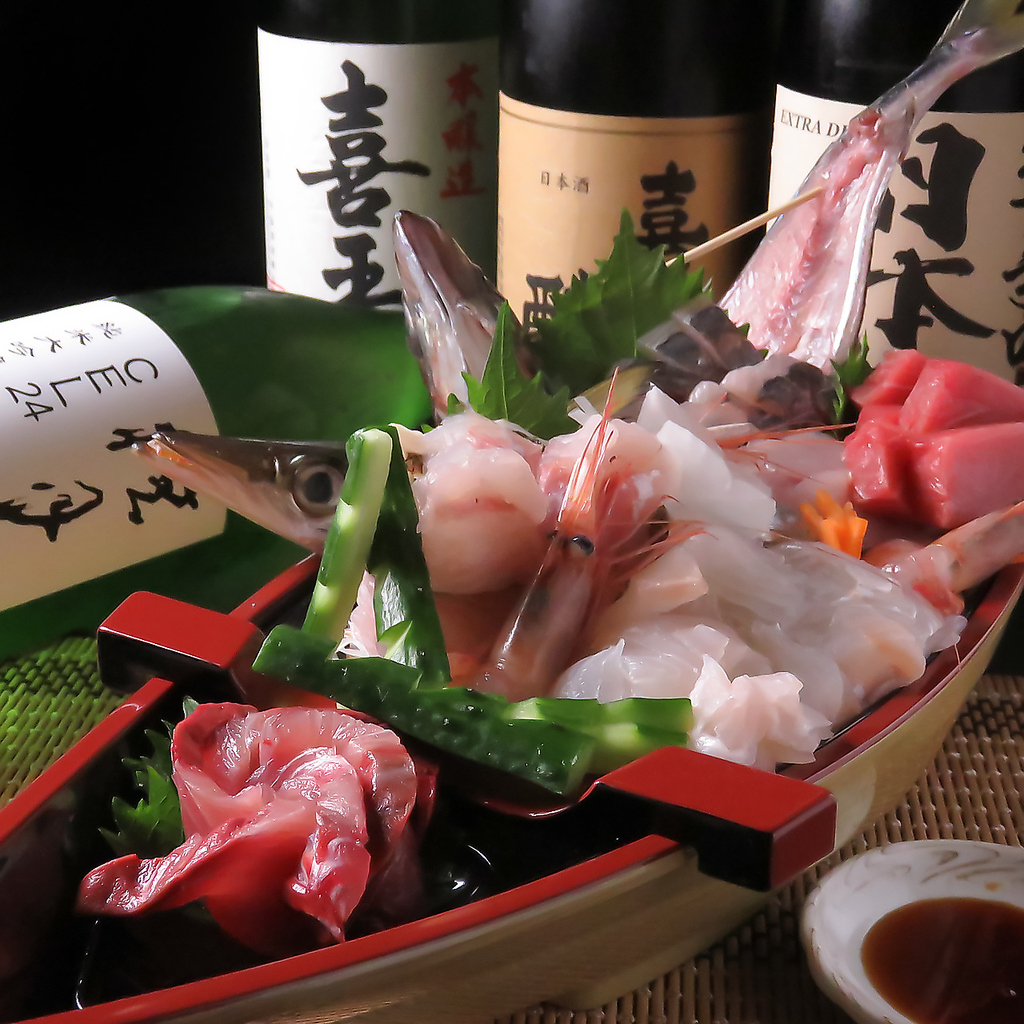 当店自慢の刺身舟盛は、職人が選んだ鮮度抜群の魚を使用しております。舌鼓を打つこと間違いなしです