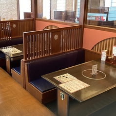 広々とした店内落ち着いたテーブル席です。人数に応じてお席をご用意いたします。※店舗により部屋の配置・席数が異なる場合がございます