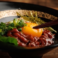秋津酒店人気メニュー「ユッケ・馬刺し」