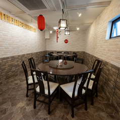 当店には10名から20名様用の広々とした個室もご用意しております。周囲を気にせずお食事を楽しむことができるので、大切な人たちとの素敵なひと時を、ぜひこの個室でお過ごしください。