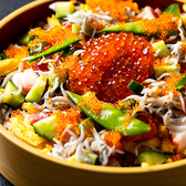 季節ごとに厳選した鮮魚を盛り込んだ刺身は、鮮度はもちろん、厚みにもこだわり素材の持ち味を存分にご堪能いただける逸品です。ひと切れごとに旨味が広がり、特別なお席にふさわしい華やかさを添えます。ご接待や大切なご会食の一品としてもぜひご賞味ください。