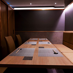 大人数でのお集まりにも対応しており、コースと飲み放題をご用意しております。シーンに合わせてご利用いただけますので、ぜひお役立てください。詳しい内容については、お気軽にお店までお問い合わせください。