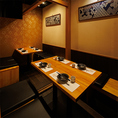 ［6～8名様］木の質感を活かしたテーブルと黒の座布団が絶妙に調和した個室空間。お食事のひとときを、静かに心豊かに過ごして頂けるよう設えた、まさに隠れ家のような大人のための上質な寛ぎ空間です。