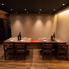 【2名～4名席】オシャレな空間のお席。お席は広々としている為、このご時世気になる隣との距離感も気にせず、大事な日にも雰囲気を大切にご宴会をお楽しみ頂けます！田町で居酒屋をお探しでしたら、ぜひ当店へ足をお運び下さい◇