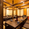 2階は落ち着いた雰囲気の完全個室となっております!襖を外せば更に大所帯のご宴会も楽しんで頂けます！最大50名様まで貸切で個室宴会をお楽しみ頂けます。会社宴会や同窓会など、団体様でもしっかりと完全個室をご用意！2階は大変人気のお席ですので、ご宴会・貸切のお問い合わせはお早めにどうぞ！