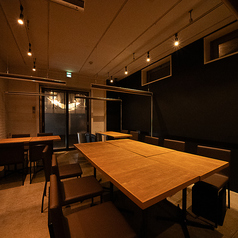 20～30名様で貸切可能◎テーブル席は連結可能で、少人数から大人数までシーンに合わせて柔軟にレイアウト変更ができます。急な人数変更にも対応しやすく、宴会や仲間内の集まり、ビジネスシーンまで幅広く利用可能。落ち着いた雰囲気の中、グループそれぞれに最適な空間をご提供いたします。