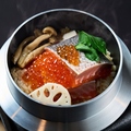 料理メニュー写真 鮭いくら釜飯